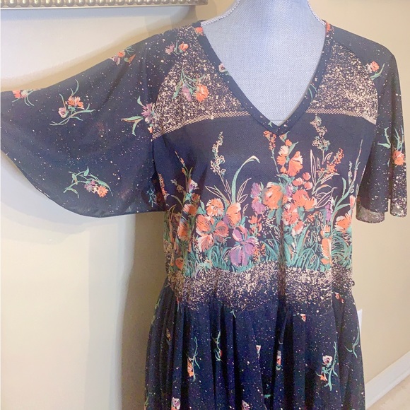 Beautiful Sheer Dress w/Floral Design - Picture 4 of 8